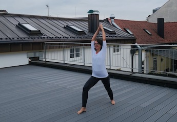 Yoga auf der Dachterasse